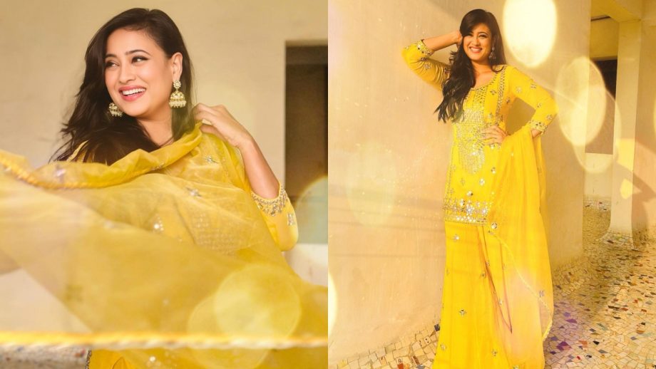 Panchami Fever! Shweta Tiwari shines in yellow mirror work sharara set [Photos] 862778