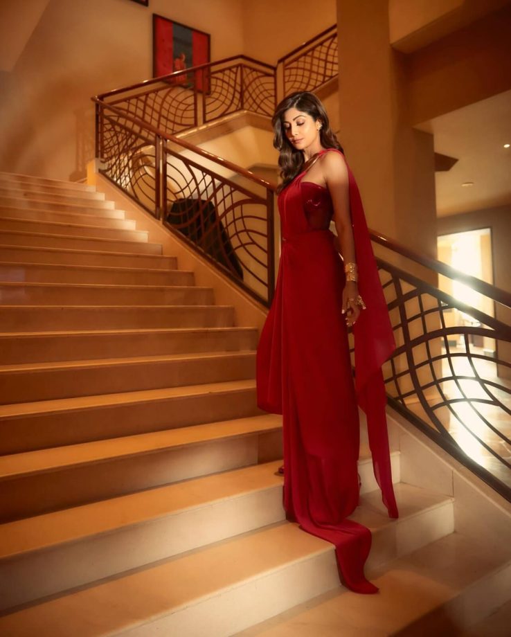 Shilpa Shetty stirs sass in red satin corset saree set [Photos] 864389