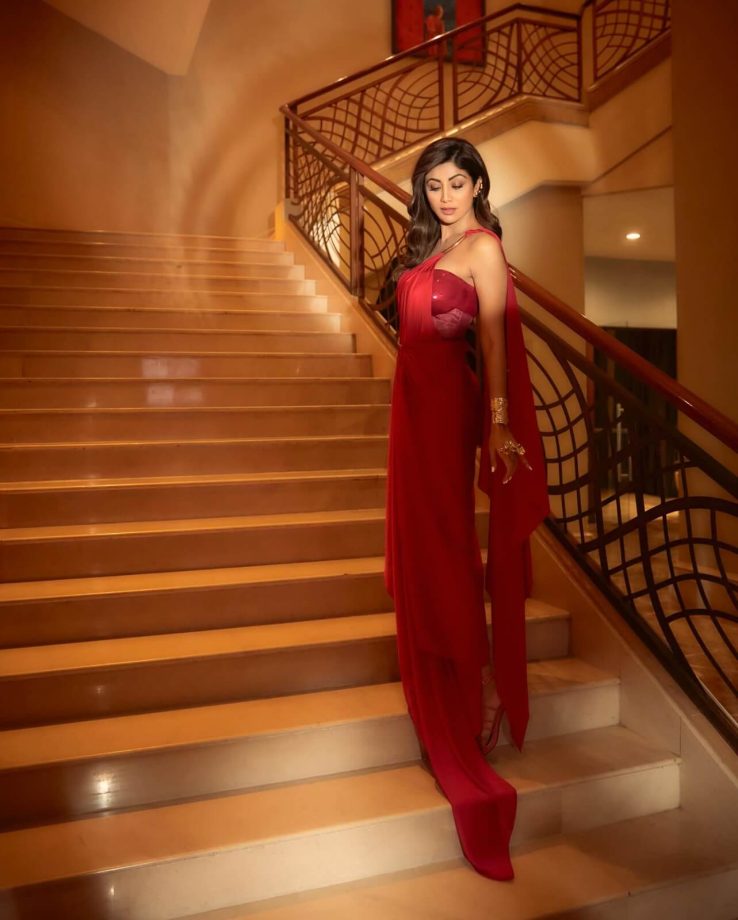 Shilpa Shetty stirs sass in red satin corset saree set [Photos] 864390