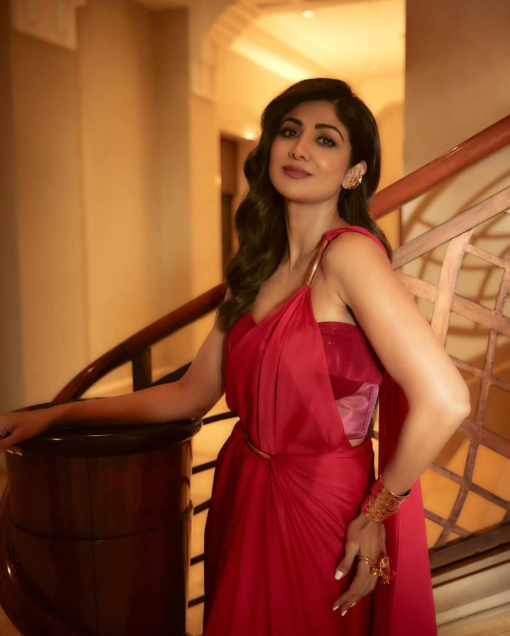 Shilpa Shetty stirs sass in red satin corset saree set [Photos] 864392