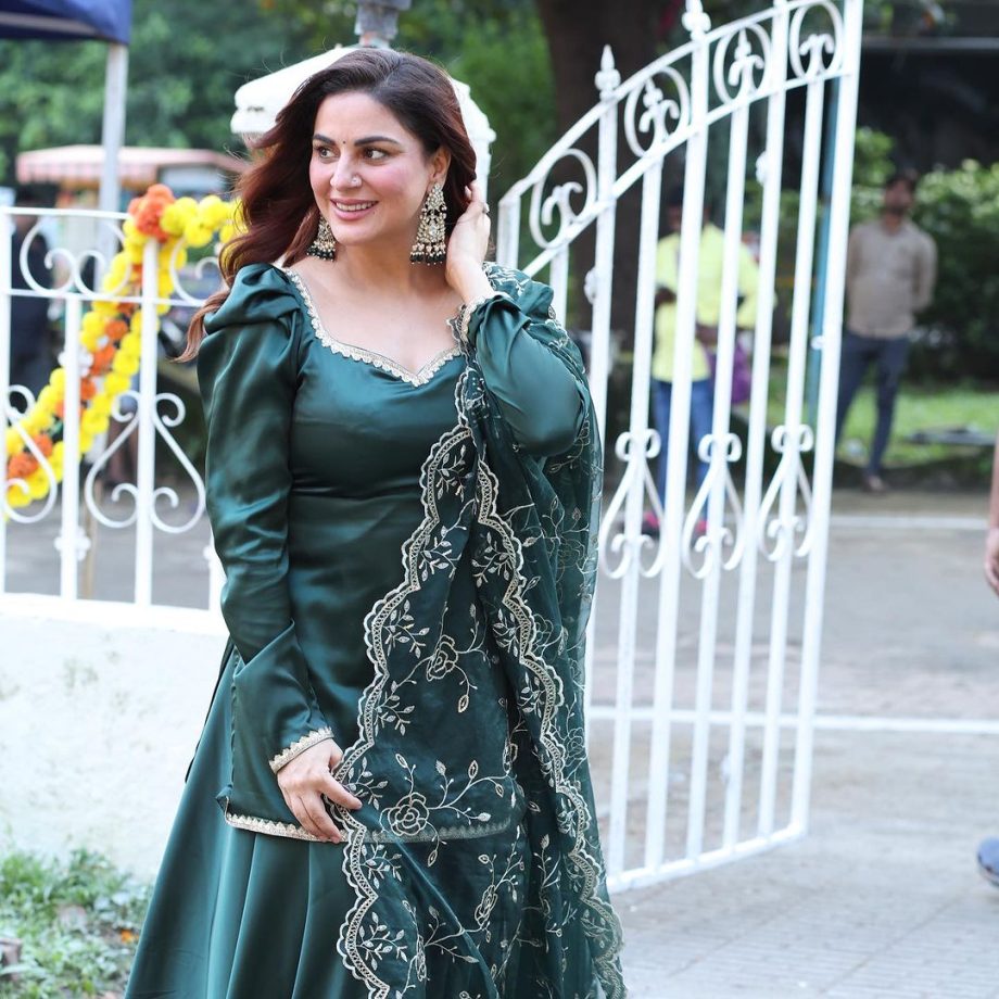 Shraddha Arya, Shweta Tiwari & Jasmin Bhasin look radiant in ethnic suits [Photos] 859107