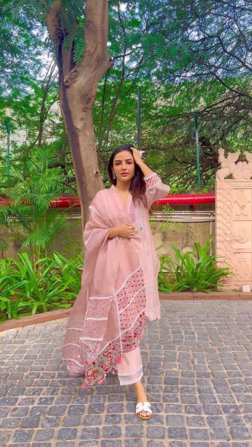 Shraddha Arya, Shweta Tiwari & Jasmin Bhasin look radiant in ethnic suits [Photos] 859108