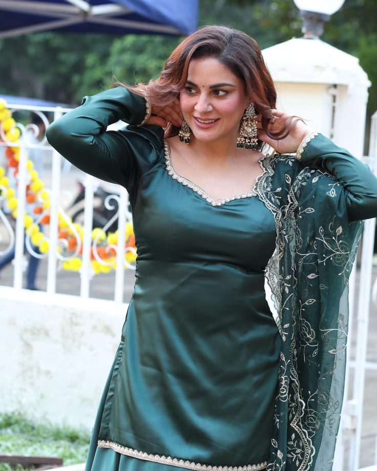 Shraddha Arya, Shweta Tiwari & Jasmin Bhasin look radiant in ethnic suits [Photos] 859105