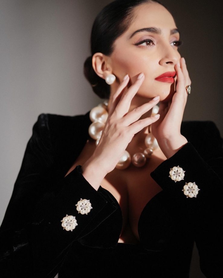 Sonam Kapoor channels vintage glam in classic black ensemble, Check out 864995