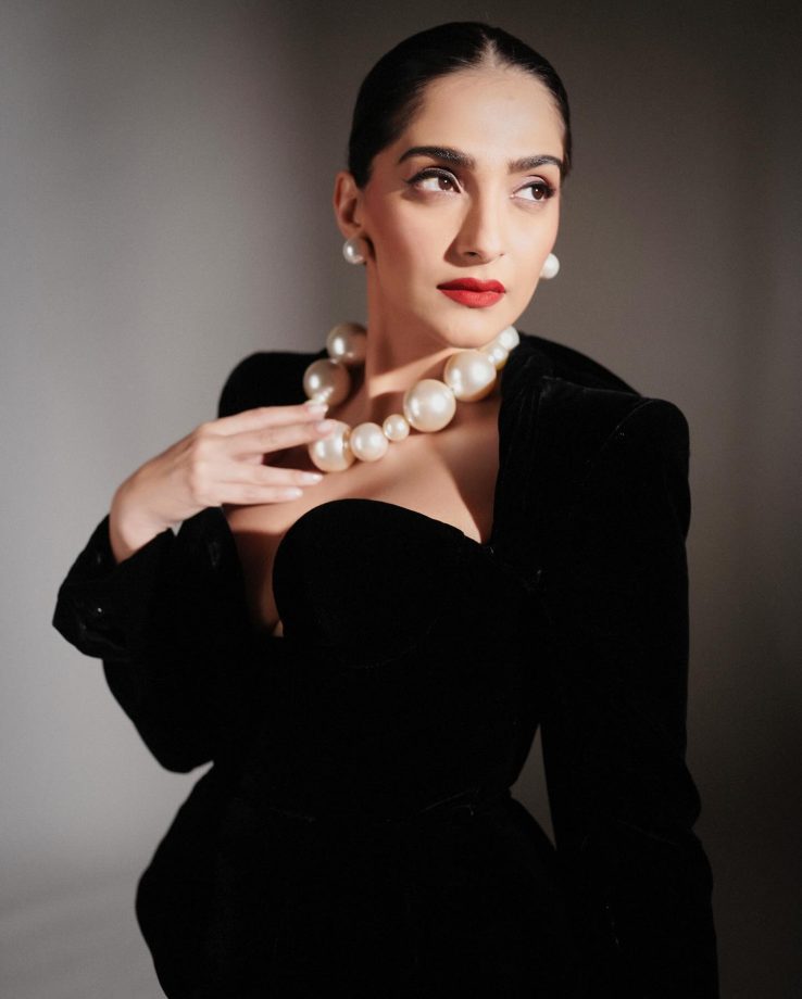 Sonam Kapoor channels vintage glam in classic black ensemble, Check out 864997