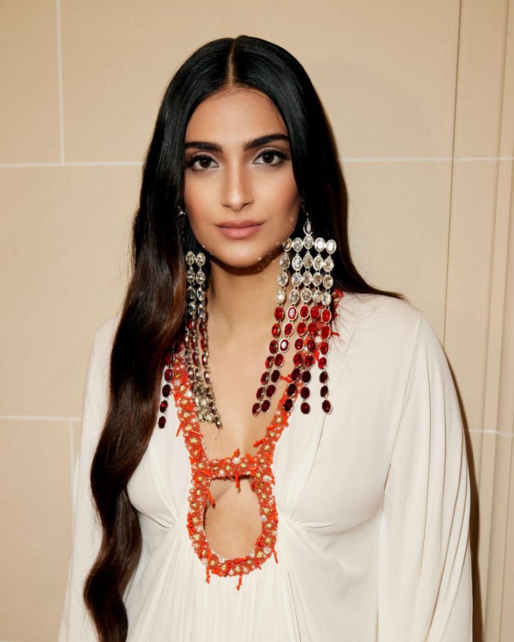 Sonam Kapoor Shows Her Divine-ness In White Plunge-neck Gown At BOF2023, See Photos 857361