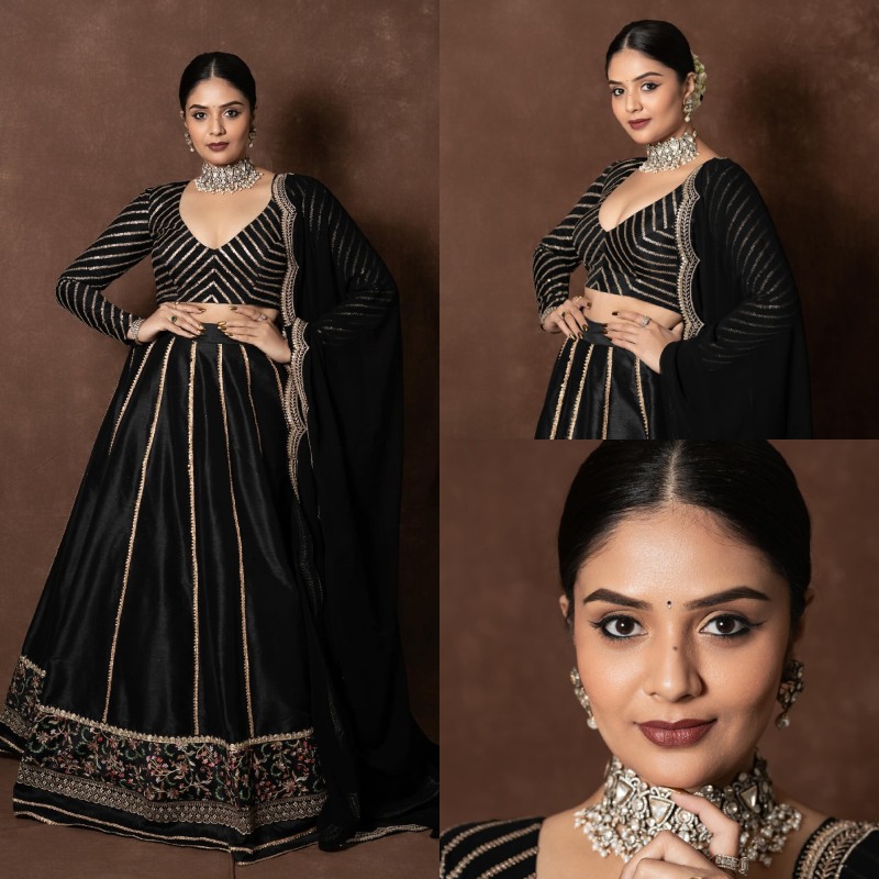 Sreemukhi Looks Classic In Black Lehenga With Choker Necklace Set And Gajra Bun 862493