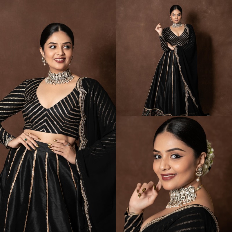 Sreemukhi Looks Classic In Black Lehenga With Choker Necklace Set And Gajra Bun 862494