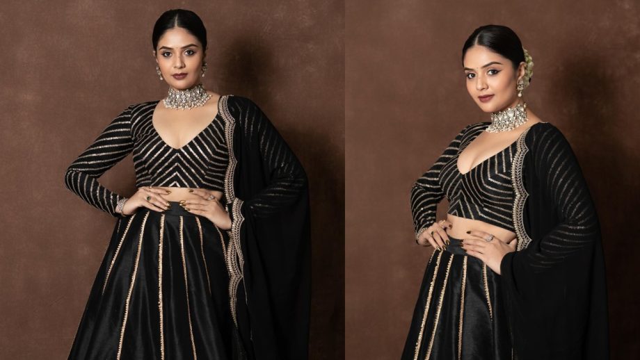 Sreemukhi Looks Classic In Black Lehenga With Choker Necklace Set And Gajra Bun 862496