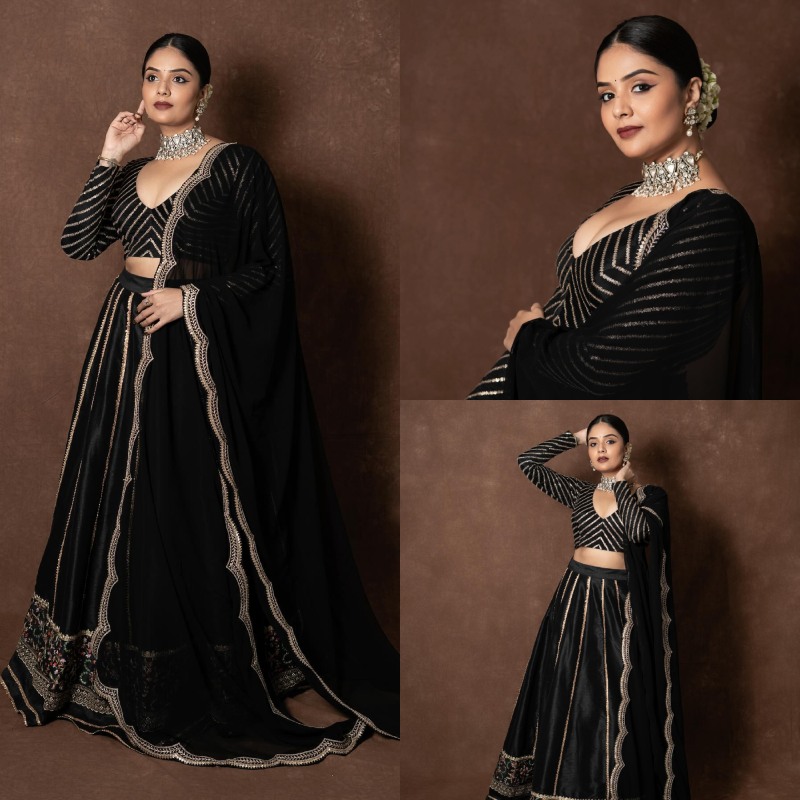 Sreemukhi Looks Classic In Black Lehenga With Choker Necklace Set And Gajra Bun 862492