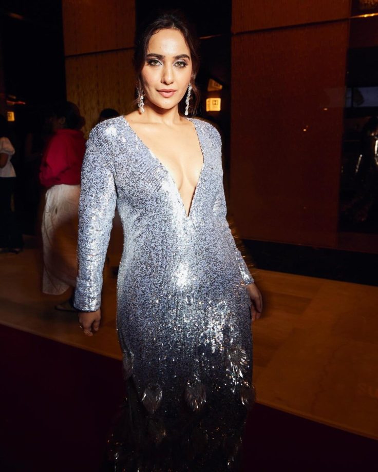 Staple Styling 101: Janhvi Kapoor, Jacqueliene Fernandez & Kusha Kapila’s glitter edition 859673