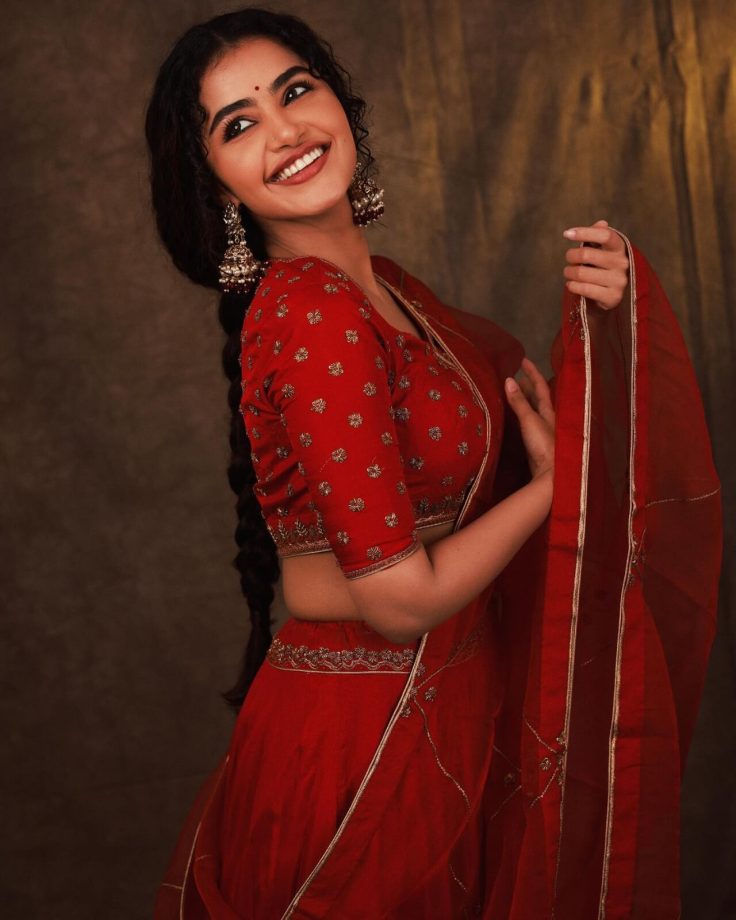 Twirl Your Ethnic Fashion In Blouse Hand Design: Rashmika Mandanna, Pooja Hegde, And Anupama Parameswaran 859463