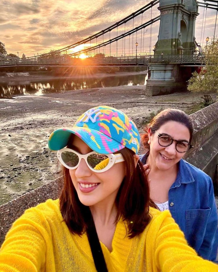 Vacay Goals: Sara Ali Khan Paints Town Red With Mother Amrita Singh In Pop Color Fashion 859964