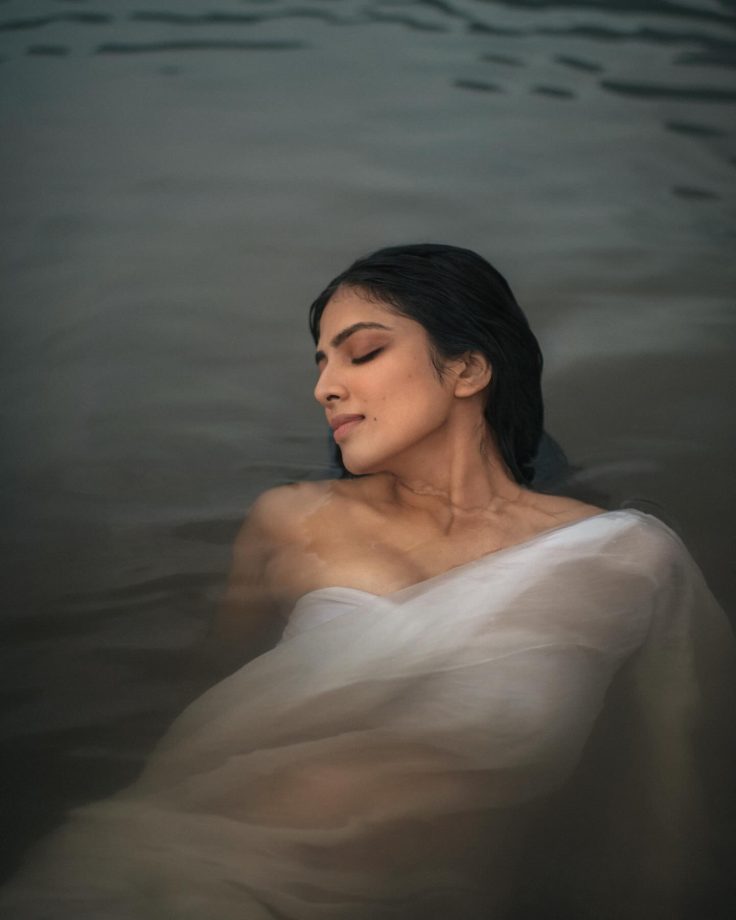 Water Girl! Malavika Mohanan immerses with sensuality in white saree [Photos] 864680