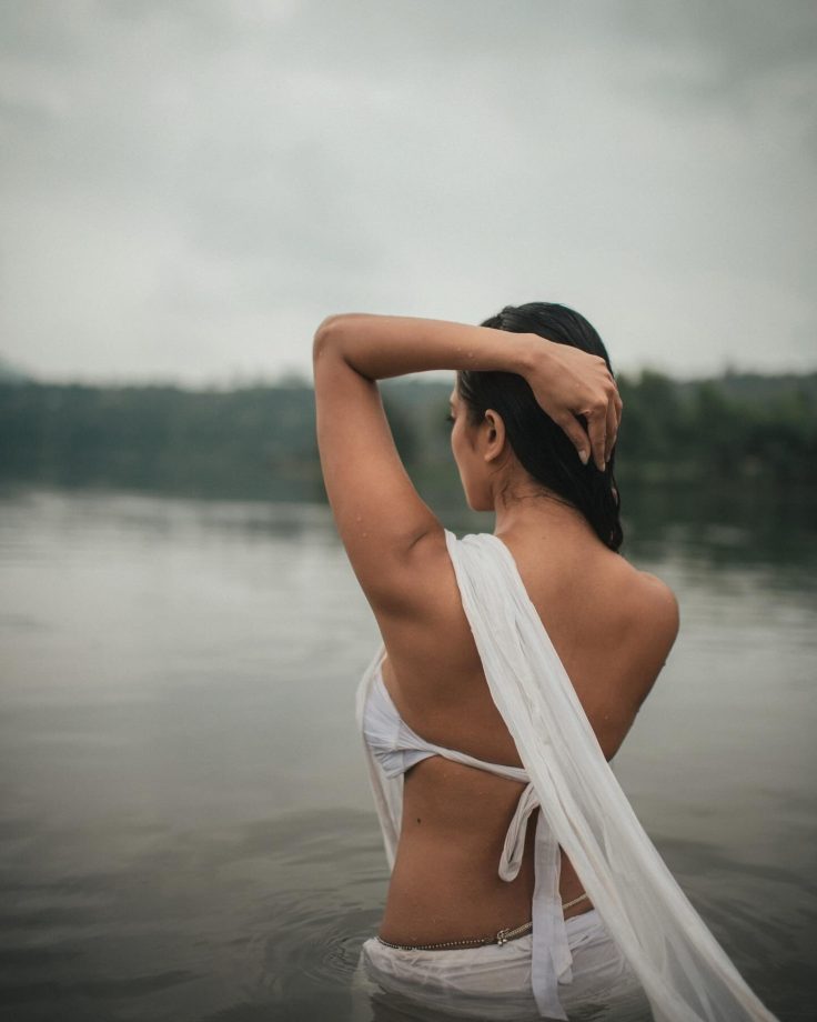 Water Girl! Malavika Mohanan immerses with sensuality in white saree [Photos] 864674