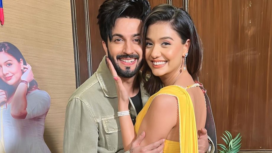 Dheeraj Dhoopar Strikes A Pose With Co-Stars From His Next, Tatlubaaz 870091