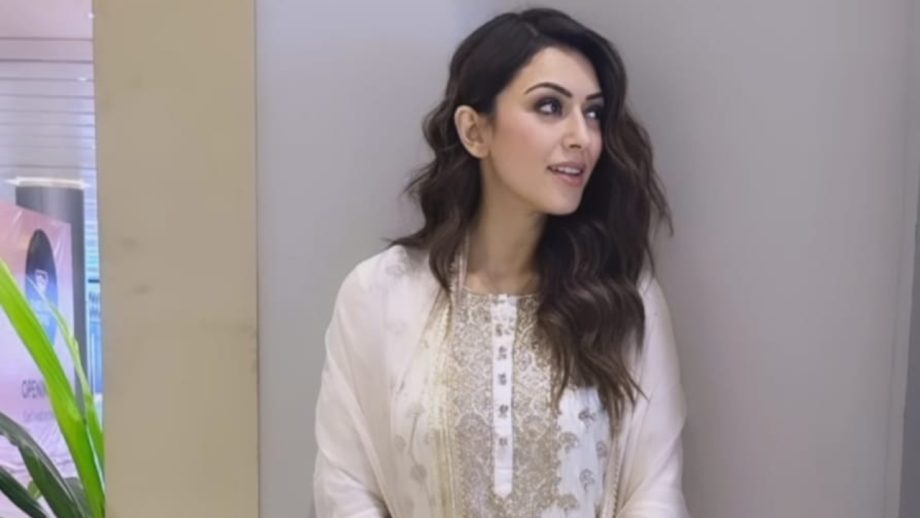 Hansika Motwani stirs grace in embellished white salwar suit, check out photos 869794