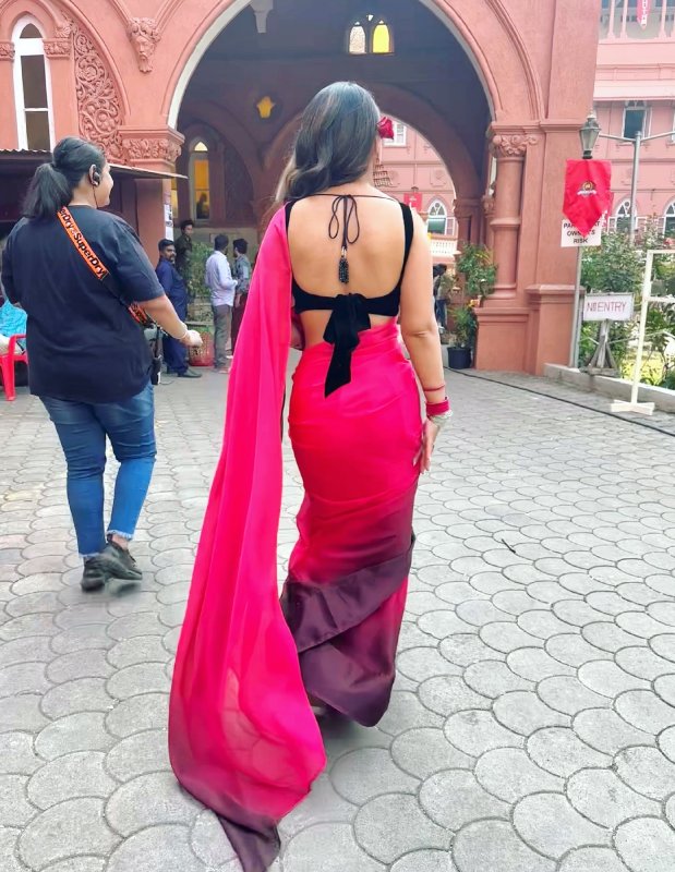 Hina Khan Flaunts Backless Figure In Beautiful Pink Saree, Take A Look 869196