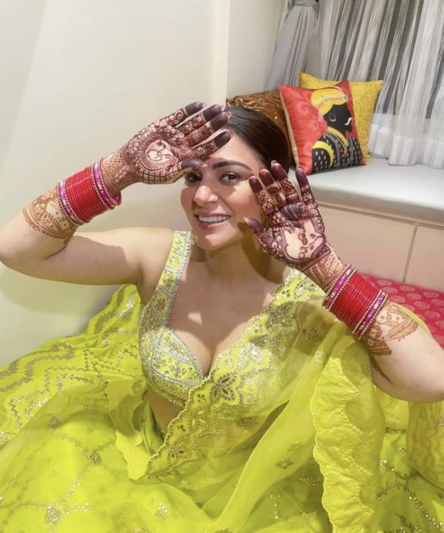 Priyanka Chopra- Shraddha Arya: Romantic Mehendi Designs For Karwa Chauth 2023 866028