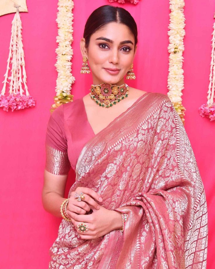 Sana Makbul's Glam In Pink Banarasi Saree Steals Hearts, Check Out 869000