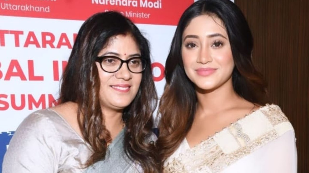 Shivangi Joshi Poses With Her Mother; Lures Fans With A Throwback Pic As A Child 867926