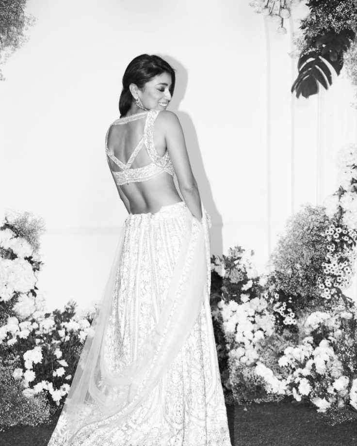 Shriya Saran radiates elegance in heavy embellished white lehenga choli 869602