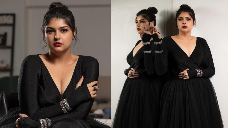 Stunner! Anshula Kapoor owns the deep plunge neck in black flared gown dress 871256