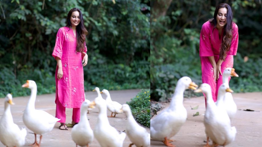 All Smiles! Surbhi Jyoti turns poetic muse in pink kurta set 872836