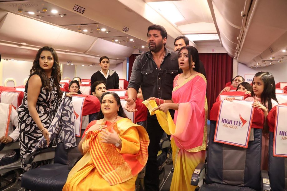 Dr. Shiv to save Radha, Mohan and all the passengers in an action packed Mahasangam episode! 872483