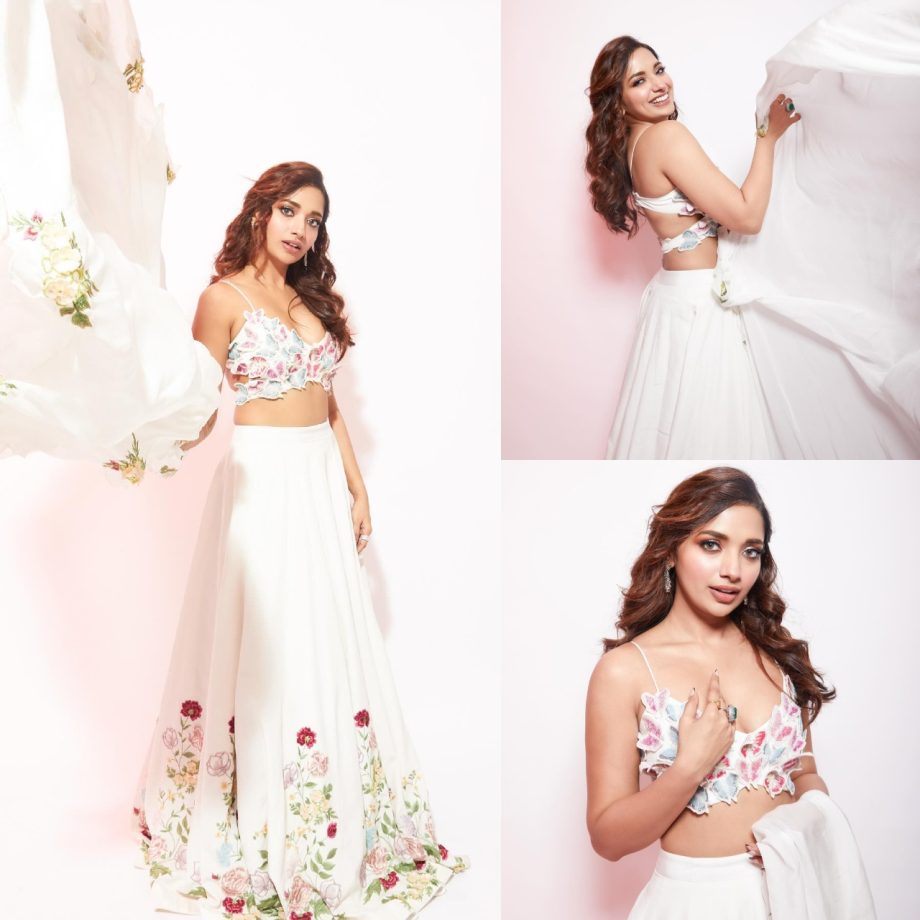 Jiya Shankar turns divine in white floral lehenga set worth Rs 73,000 [Photos] 871894