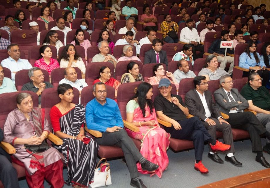 On Organ Donors Day, Vidhu Vinod Chopra visited the Narmada Kidney Foundation extending support for the noble cause! 871837