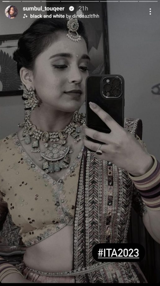 Sumbul Touqeer's BTS Mirror Selfies Are Too Cute, Sneak Peek 873235