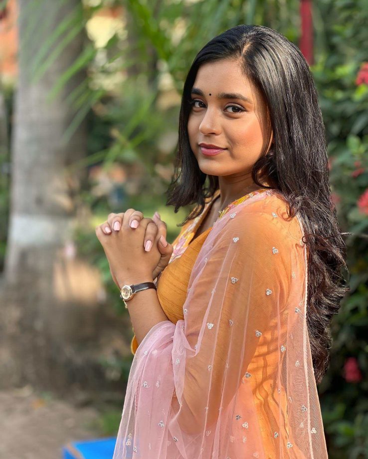 Sumbul Touqeer's Orange Chikankari Kurta Set Is A 'Gorgeous' Go-to Outfit 872229