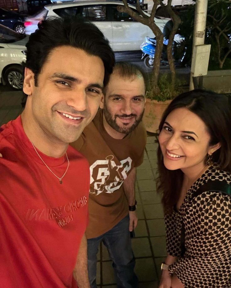 [Viral Photo] Divyanka Tripathi and Vivek Dahiya caught candid with friend in Mumbai 875162